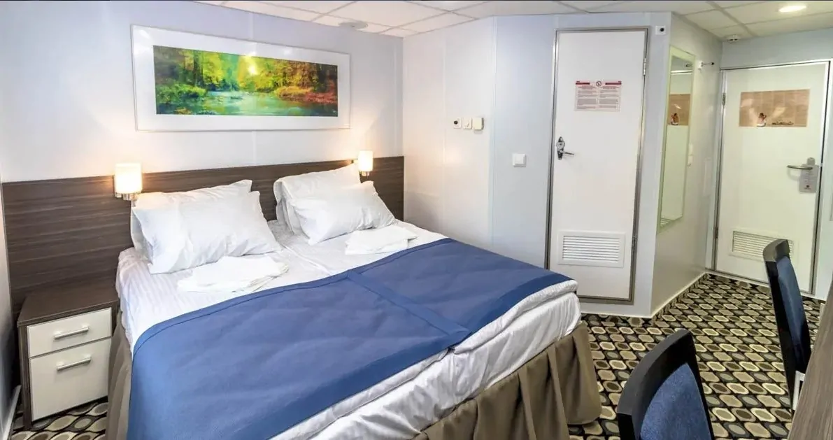 Делюкс с двуспальной кроватью (средняя палуба)