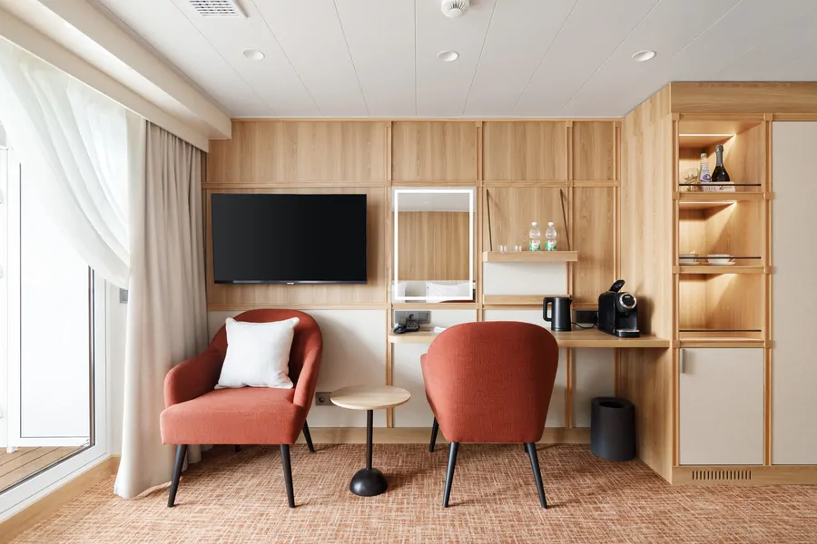 Полулюкс А с балконом (шлюпочная палуба)