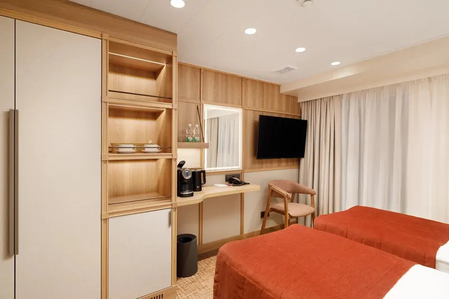 Полулюкс Б с балконом (средняя палуба)