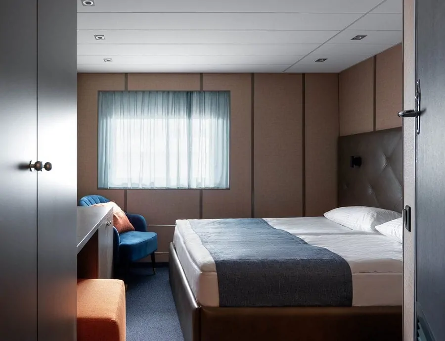 Делюкс с двуспальной кроватью (средняя палуба)