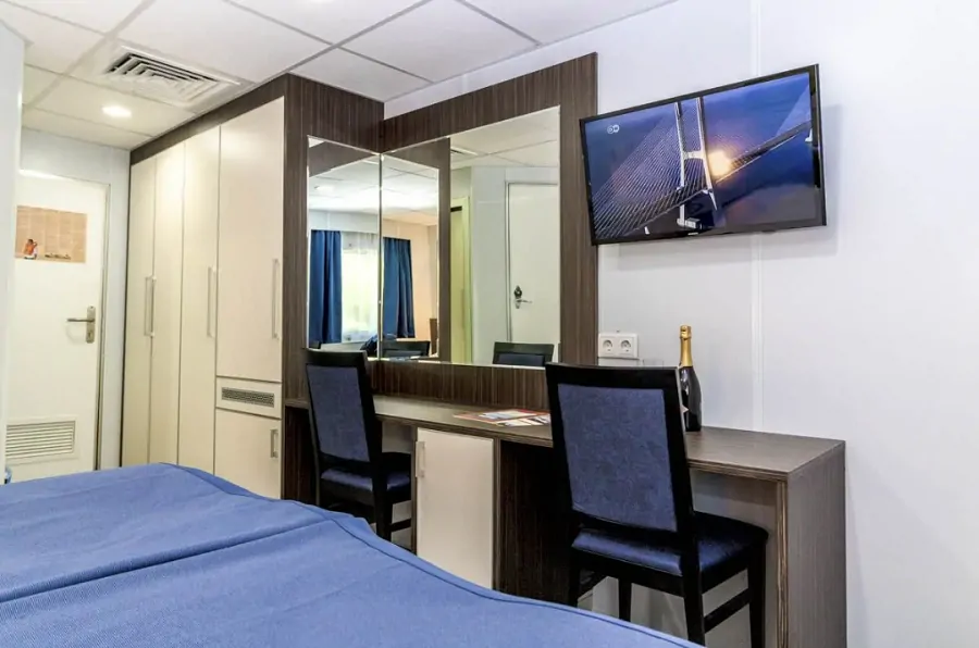 Делюкс с двуспальной кроватью (средняя палуба)